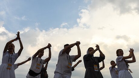 Teilnehmer tanzen und klatschen beim Eröffnungsgottesdienst des Weltjugendtags / © Harald Oppitz (KNA)