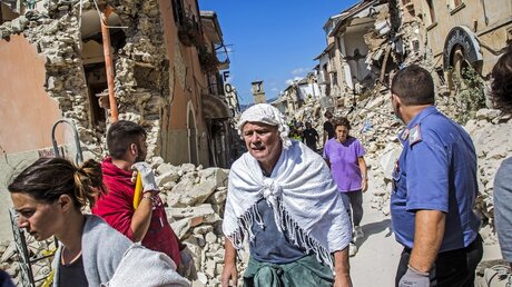 Menschen im italienischen Ort Amatrice, der von einem schweren Erdbeben zerstört wurde, am 24. August 2016. (KNA)