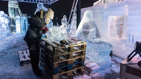 Eis-Carverin Marieke van der Meer schnitzt Skulptur aus Krippenszene / © Elisabeth Schomaker (KNA)