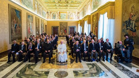 Franziskus mit Mitgliedern der Päpstlichen Akademie der Wissenschaften / © Osservatore Romano/Agenzia Romano Siciliani (KNA)