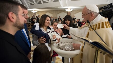Private Taufe im Vatikan / ©  Osservatore Romano/Agenzia Romano Siciliani/KNA