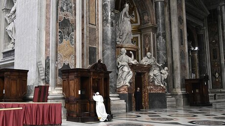 Franziskus beichtet im Rahmen einer Bußfeier im Petersdom  / © Cristian Gennari/Agenzia Romano Siciliani (KNA)