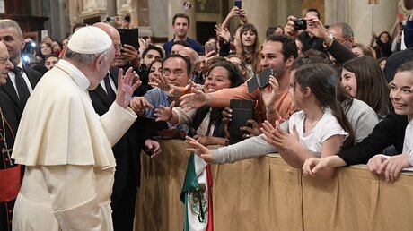 Papst Franziskus bei einem Abendgebet für Jugendliche / ©  Osservatore Romano/Agenzia Romano Siciliani/KNA (KNA)