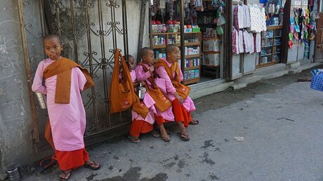 Vier Schülerinnen der buddhistischen Klosterschule Phaung Daw Oo (PDO) in Mandalay, Myanmar / © Michael Lenz (KNA)