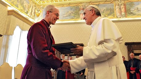 Treffen sich erneut: Papst Franziskus (r.) und Primas Welby (epd)