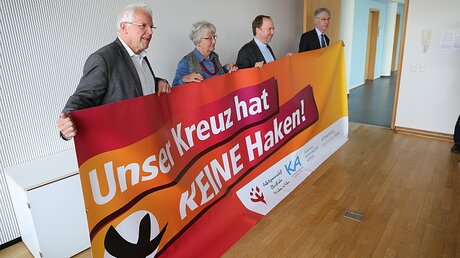 Kirchen beteiligen sich mit diesem Banner an Demos gegen AfD in Köln  (DR)