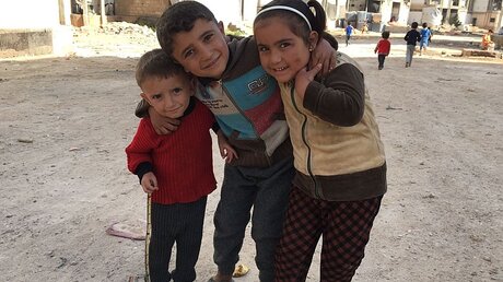 Kinder spielen in den kriegszerstörten Straßen / © Kirche in Not (KiN)