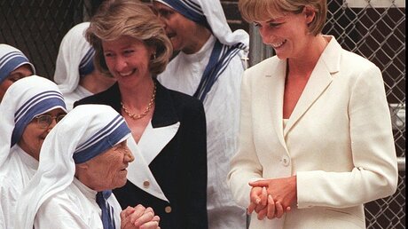 Mutter Teresa (l) und Prinzessin Diana / © Bebeto Matthews (dpa)