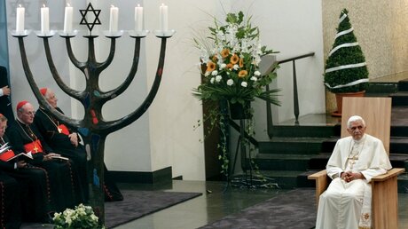Im Jahr 2005: Papst Benedikt XVI. besucht die Kölner Synagoge / © Christian Wölfel (KNA)