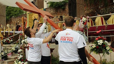 Jugendliche errichten Weltjugendtagskreuz in Krakau (KiN)