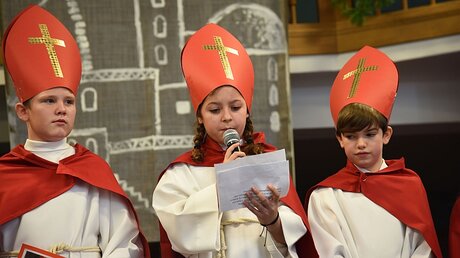 Die Kinderbischöfe während der Nikolausveranstaltung / © Patrick Kleibold (Bonifatiuswerk)