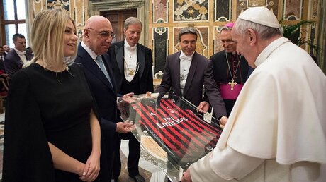 Der Papst bekommt ein AC Mailand-Trikot / © EPA/PRESS OFFICE STUDIO BUZZI