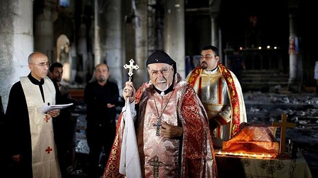 Der syrisch-katholische Erzbischof von Mossul, Basil Georges Casmoussa, in einer zerstörten Kirche in Karakosch / © N.N. (KiN)