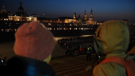 Menschenkette zum Gedenktag in Dresden / © Sebastian Kahnert (dpa)