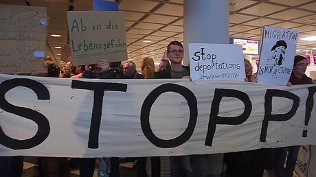 Screenshot: Protest gegen Abschiebung / © dpa video (dpa)