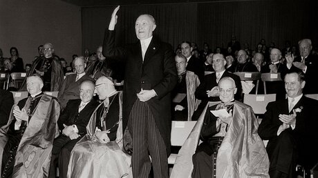 Konrad Adenauer auf dem Katholikentag 1956 in Köln / © N.N. (KNA)