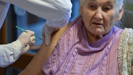 84-Jährige lässt sich im Pflegeheim impfen / © Patrick Pleul (dpa)