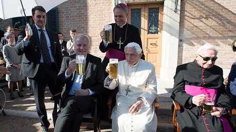Vorne: Horst Seehofer (Ministerpräsident von Bayern), der emeritierte Papst Benedikt XVI und sein Bruder Georg in den Vatikanischen Gärten (dpa)