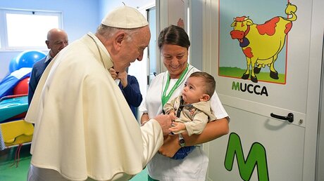 Begegnung auf Augenhöhe - der Papst zu Besuch in einer Rehaklinik / © Osservatore Romano (KNA)