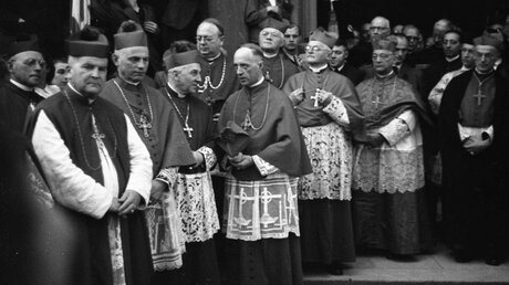Bischöfe und Gottesdienstteilnehmer während der Vollversammlung der Fuldaer Bischofskonferenz 1948 / © N.N. (KNA)