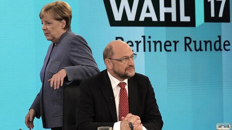 Bundeskanzlerin Merkel (CDU)  und SPD-Vorsitzender Schulz  / © Gero Breloer (dpa)