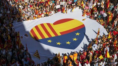 In Barcelona: Banner mit einem Herzen aus den Flaggen Kataloniens, Spaniens und Europas / © Nicolas Carvalho Ochoa (dpa)