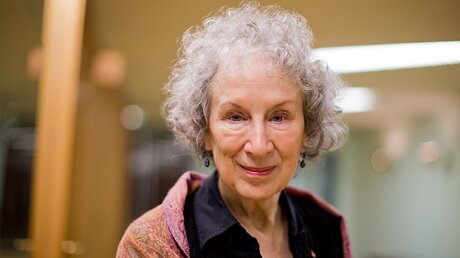 Die kanadische Schriftstellerin Margaret Atwood / © Rolf Vennenbernd (dpa)