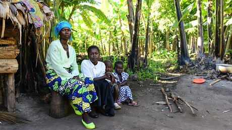 Familie im Kongo / © Harald Oppitz (KNA)