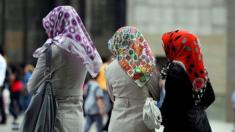 Frauen mit Kopftuch / © Oliver Berg (dpa)