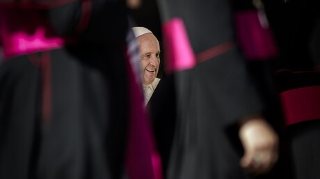 Papst Franziskus hinter Bischöfen / © Giuseppe Ciccia (dpa)