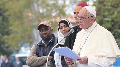 Papst Franziskus spricht beim Besuch des Verteilzentrums für Flüchtlinge in Bologna / © Osservatore Romano (KNA)