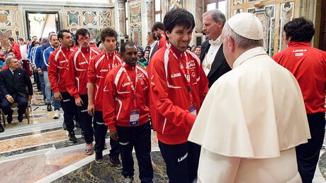 Papst Franziskus trifft Teilnehmer eines Fußballturniers für Menschen mit und ohne geistige Behinderung / © Osservatore Romano (KNA)