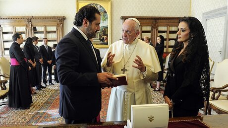 Papst Franziskus trifft den libanesischen Ministerpräsidenten Saad Hariri und seine Ehefrau Lara Bashir al-Azem / © Paolo Galosi (KNA)