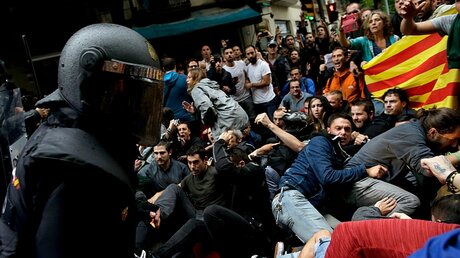 Spanische Polizisten stoßen in Barcelona mit Pro-Referendum Demonstranten zusammen. / © Manu Fernandez (dpa)