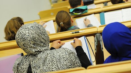 Studenten bei einer Vorlesung / © Jens Kalaene (dpa)