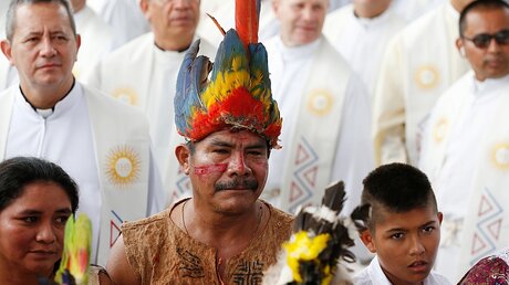 Vertreter indigener Völker bei einem Gottesdienst / © Paul Haring (KNA)