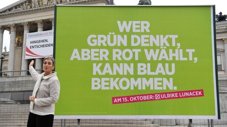 Wahlkampf in Österreich 2017: Spitzenkandidatin der Grünen, Ulrike Lunacek, vor einem Wahlplakat  / © Roland Schlager (dpa)
