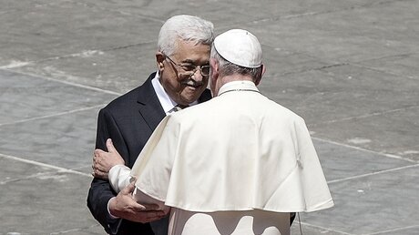 Papst Franziskus und Mahmoud Abbas (l.) / © Osservatore Romano (dpa)