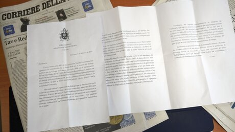 Abdruck eines dreiseitigen Briefes, der vom Papst an den venezolanischen Präsidenten Maduro adressiert sein soll / © Andrew Medichini (dpa)