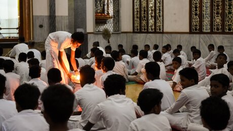 Abendgebet für Kinder und Jugendliche in dem hinduistischen Rama-Krishna-Ashram Advaita in Kalady / © Harald Oppitz (KNA)