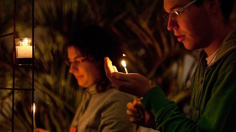 Jugendliche halten Kerzen beim Taizé-Abendgebet  / © Mercedes Herran (KNA)