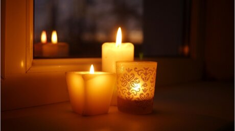 Abends um 21 Uhr eine Kerze ins Fenster stellen / © Nadeene (shutterstock)