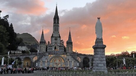 Abendstimmung in Lourdes: die Esplanade mit der Rosenkranz-Basilika und der gekrönten Madonna.  (DLV Köln)