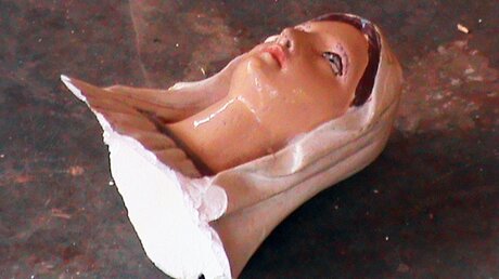 Symbolbild: Abgeschlagener Kopf einer Marienstatue nach einer Rebellenattacke in Bambari  (KiN)