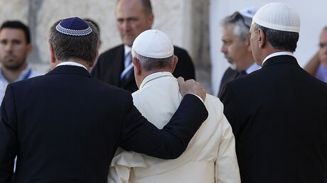 Abraham Skorka (l.), argentinischer Rabbi, umarmt Papst Franziskus nach dem Gebet an der Klagemauer in Jerusalem am 26. Mai 2014 / © Paul Haring (KNA)