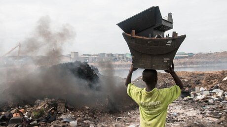 Accra, Ghana - Menschen leben "quasi" auf einer Elektroschrotthalde / © Aline Tong (shutterstock)
