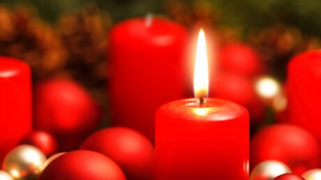 Adventskranz mit einer brennenden Kerze / © Smileus (shutterstock)