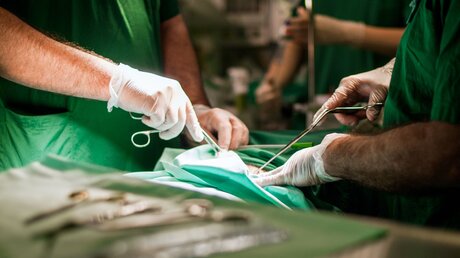 Ärzte bei einer Operation / © Oleg Ivanov IL (shutterstock)