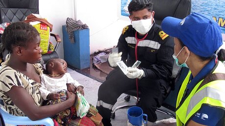 Ärzte der indischen Marine behandeln Überlebende des Wirbelsturm "Idai" / © Kate Bartlett (dpa)