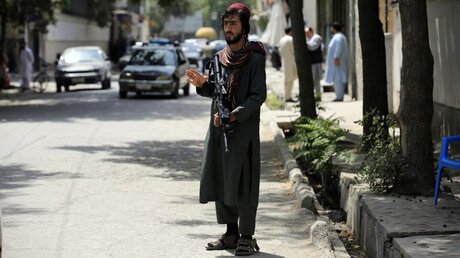 Afghanistan, Kabul: Ein Taliban-Kämpfer hält Wache an einem Kontrollpunkt / © Rahmat Gul (dpa)